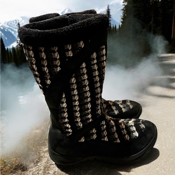 Helly Hansen Women’s Black and White Check knit and Suede Winter Boots. - Picture 3 of 8